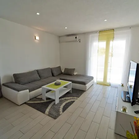 Nal With A Private Pool Holiday home